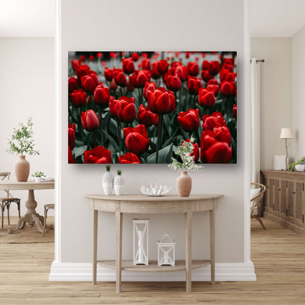 Heldere rode tulpen met groene bladeren canvas