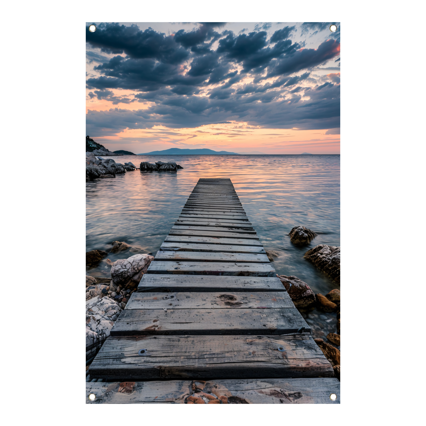 Houten steiger leidt naar rustig zee bij zonsondergang tuinposter