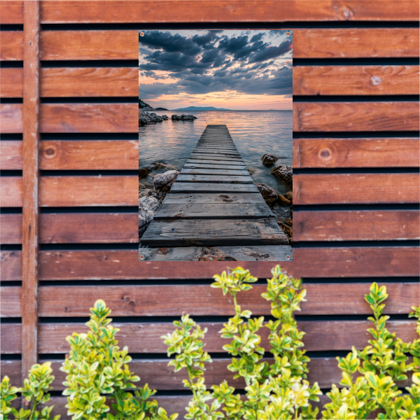 Houten steiger leidt naar rustig zee bij zonsondergang tuinposter