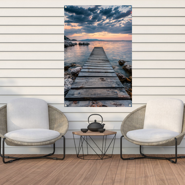 Houten steiger leidt naar rustig zee bij zonsondergang tuinposter