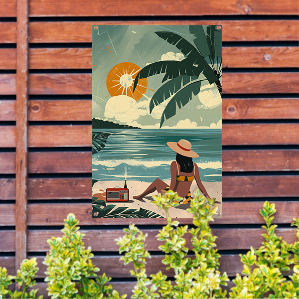 Vrouw genietend van de zon op het strand tuinposter