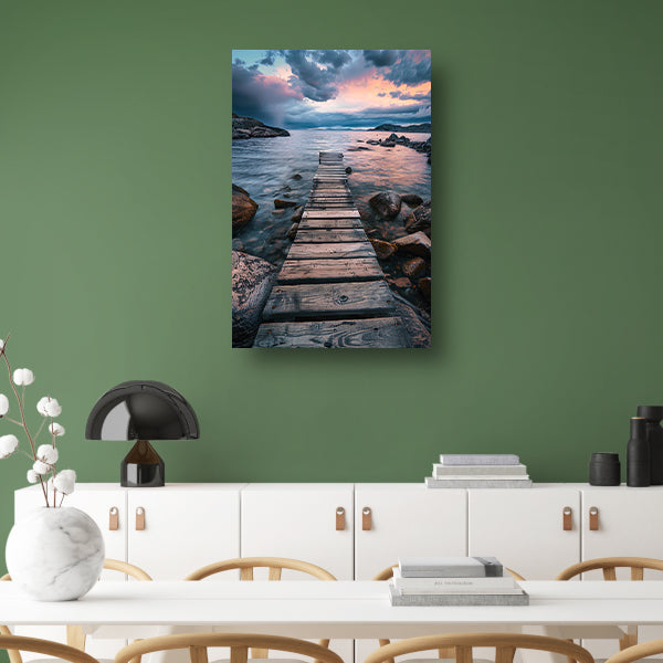Oude houten steiger leidt naar kalme zee bij zonsondergang poster