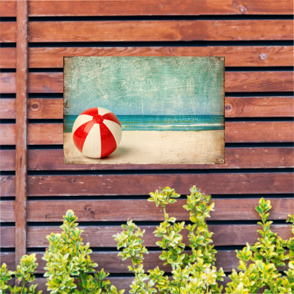 Zomerse strandbal aan kalme kust tuinposter