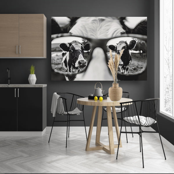 Reflectie van een nieuwsgierige koe in een bril acrylglas