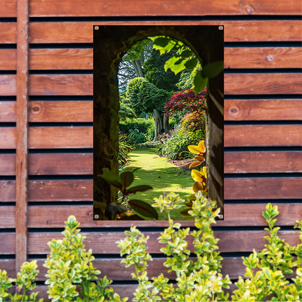 Betoverende Tuin Gezien Door Stenen Poort tuinposter