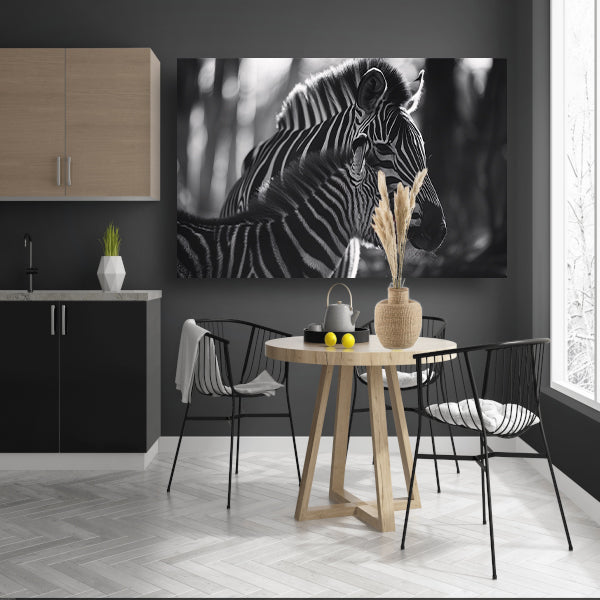 Intiem moment tussen zebra moeder en jong poster