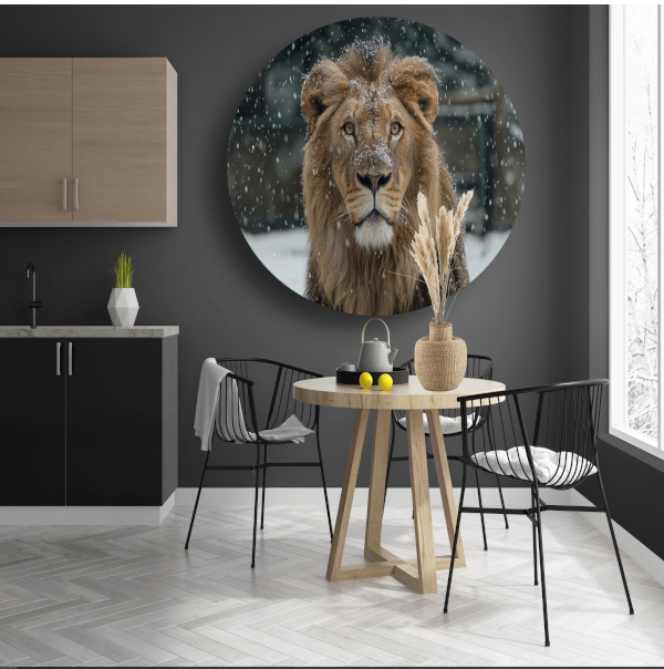 Majestueuze Leeuw in Sneeuwbedekte Wildernis aluminium muurcirkel