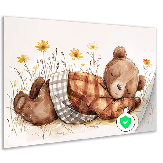Schattige slapende beer in bloemenveld poster