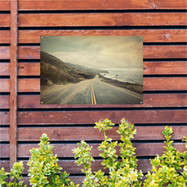 Kustweg langs berglandschap tuinposter