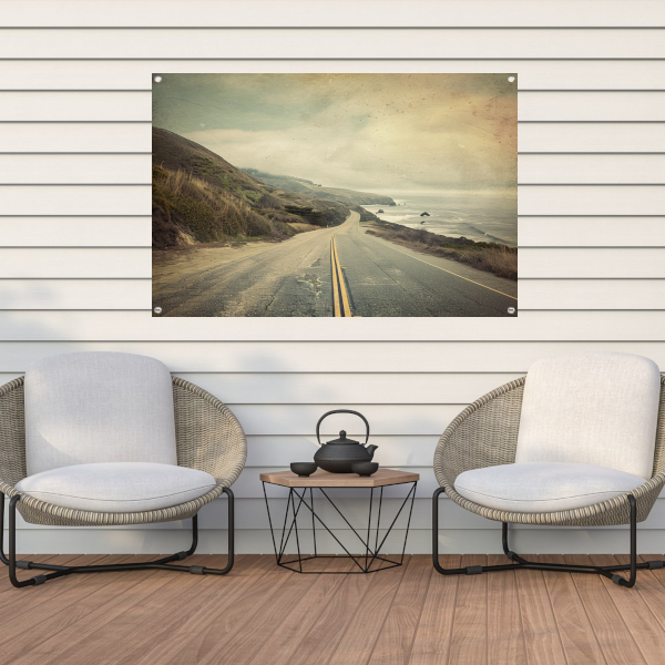 Kustweg langs berglandschap tuinposter