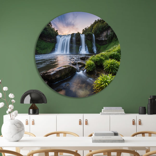 Serene waterval bij zonsondergang aluminium muurcirkel