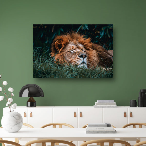 Leeuw Slaapt Kalm in Groen Gras poster