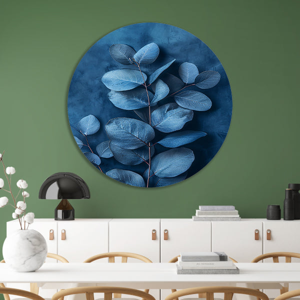 Minimalistische weergave van blauwe bladeren op een donkere achtergrond aluminium muurcirkel