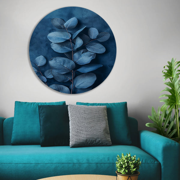 Minimalistische weergave van blauwe bladeren op een donkere achtergrond aluminium muurcirkel