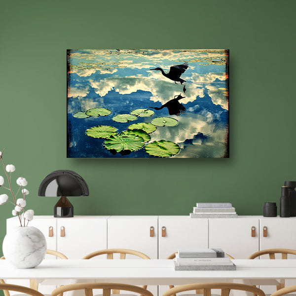 Vogel boven water met reflectie poster