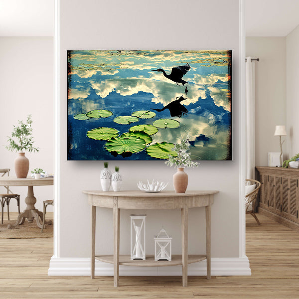 Vogel boven water met reflectie poster
