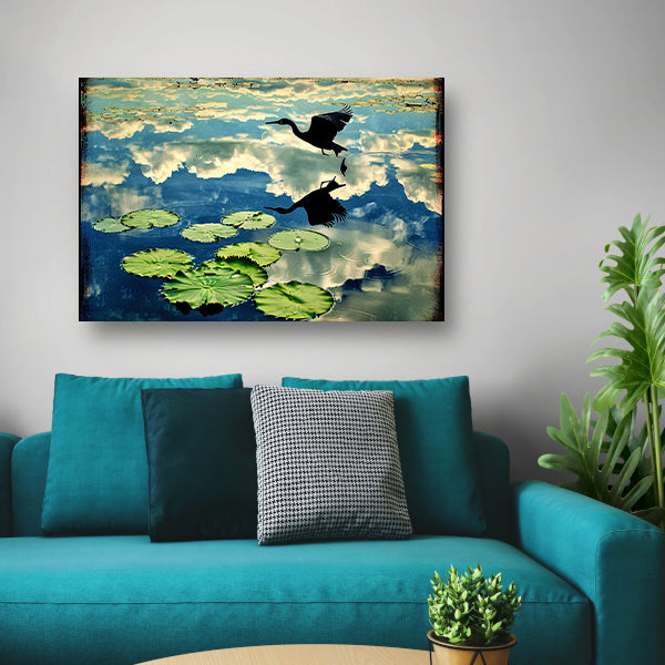 Vogel boven water met reflectie poster