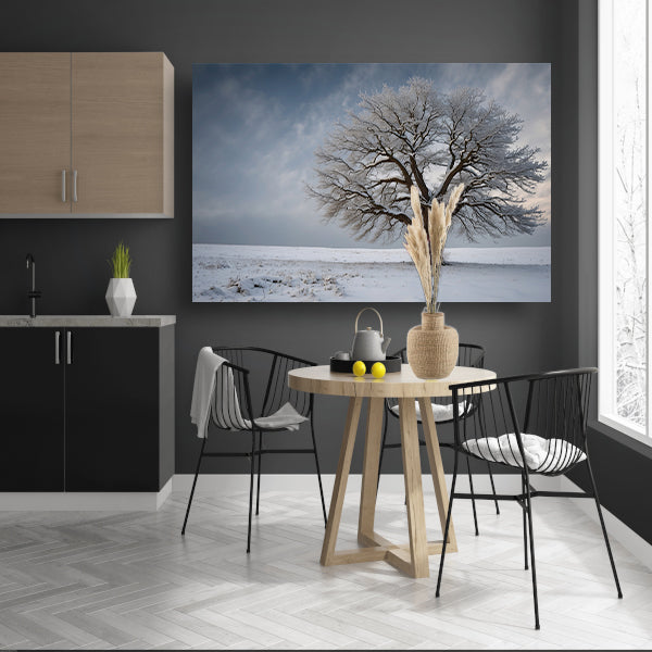 Een eenzame boom in de sneeuw canvas