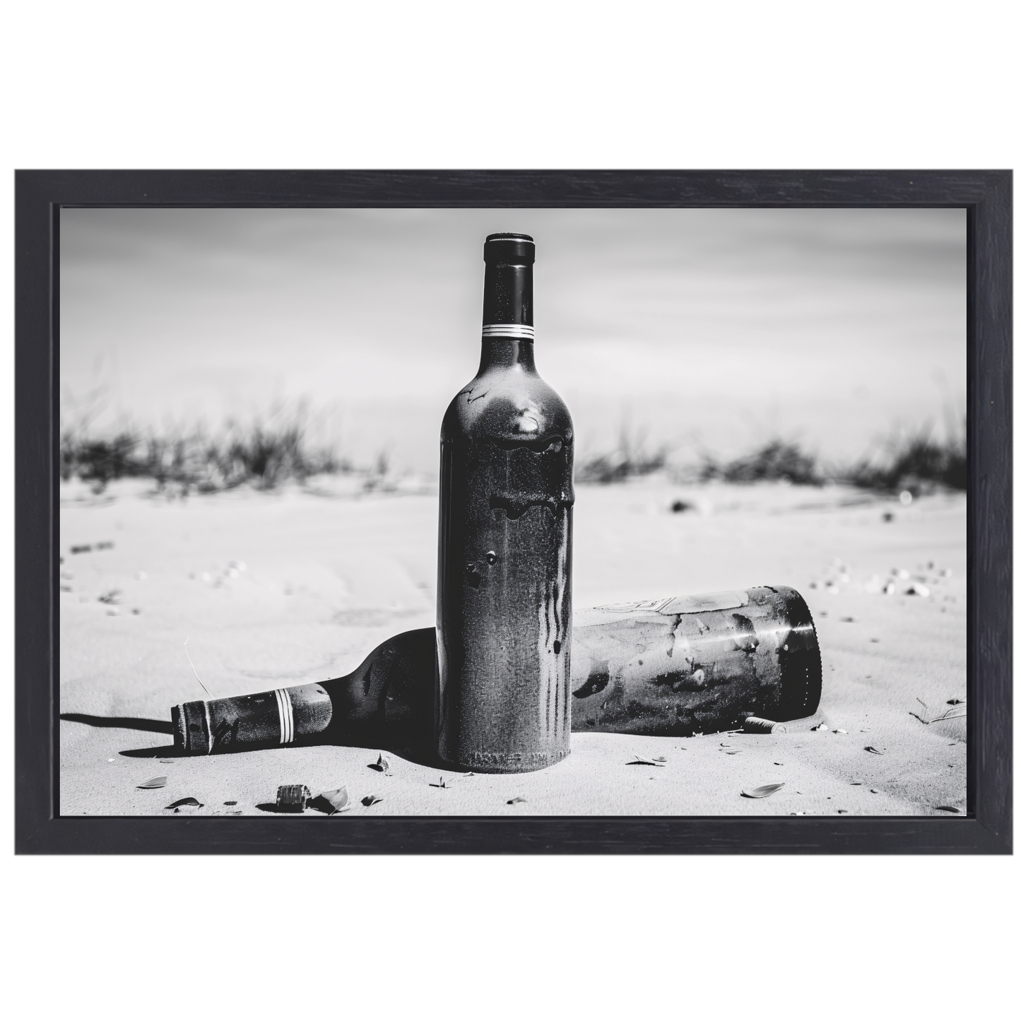 Lege flessen op het strand canvas met baklijst