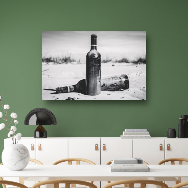 Lege flessen op het strand acrylglas