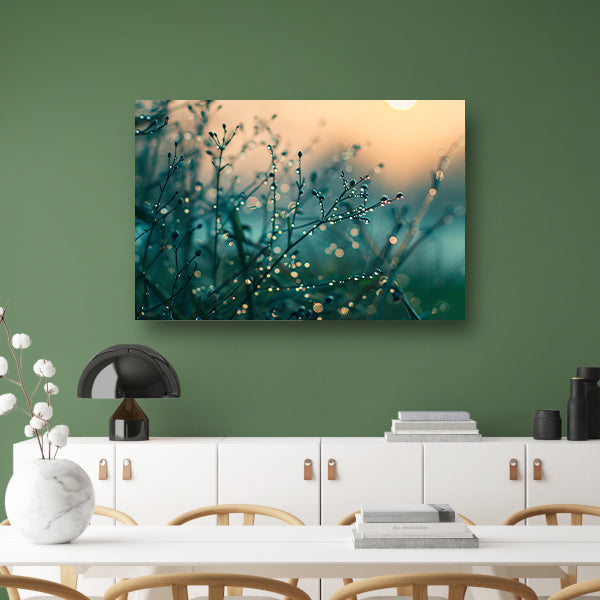 Subtiele ochtenddauw op delicate takkenposter