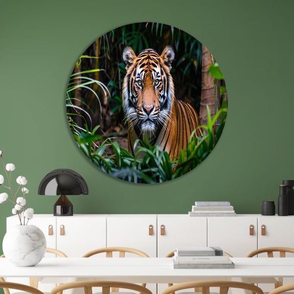 Tijger in dichte jungle, intense blik forex muurcirkel