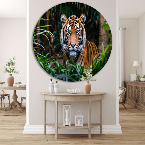 Tijger in dichte jungle, intense blik forex muurcirkel