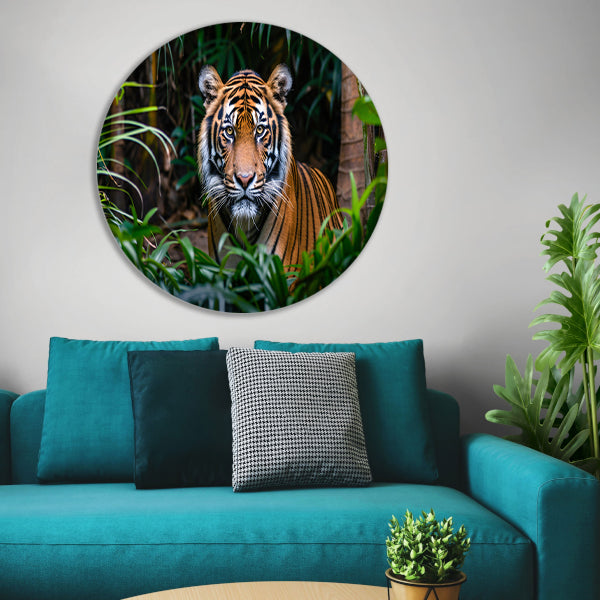 Tijger in dichte jungle, intense blik forex muurcirkel