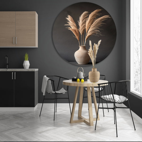 Stijlvolle vaas met beige pampasgras op donkere achtergrond aluminium muurcirkel