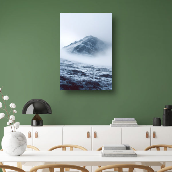 Mystieke Bergtop in Monochrome Mist poster