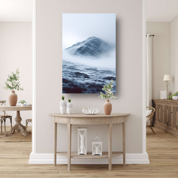 Mystieke Bergtop in Monochrome Mist poster