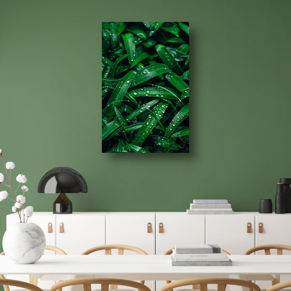 Close-up van dauwdruppels op groene bladeren acrylglas