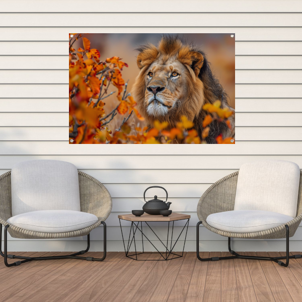 Leeuw in Herfstbladeren - Natuurs Koningschap tuinposter
