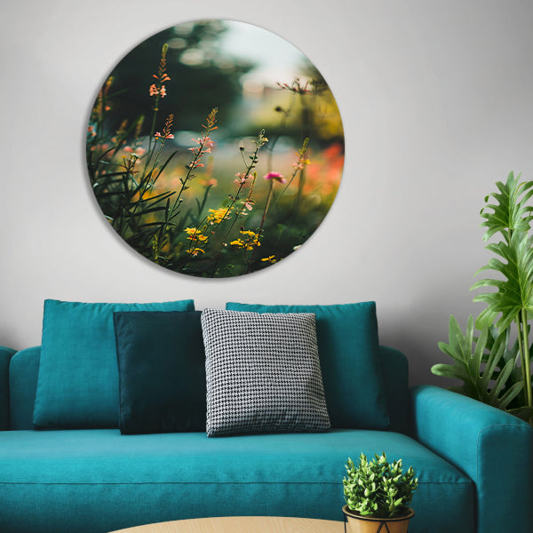 Wilde bloemen in de avondzon aluminium muurcirkel