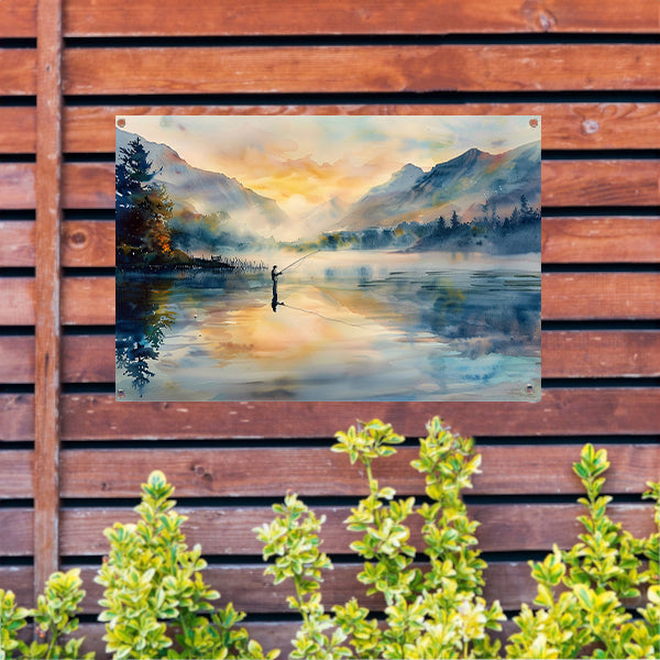 Vissersfiguur bij mistige bergmeer zonsopgang tuinposter