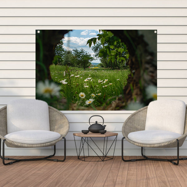 Natuurlijke opening naar bloemenveld tuinposter