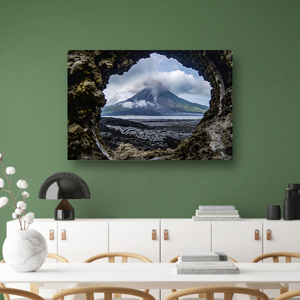 Vulkanisch landschap gezien door een rotsopening canvas