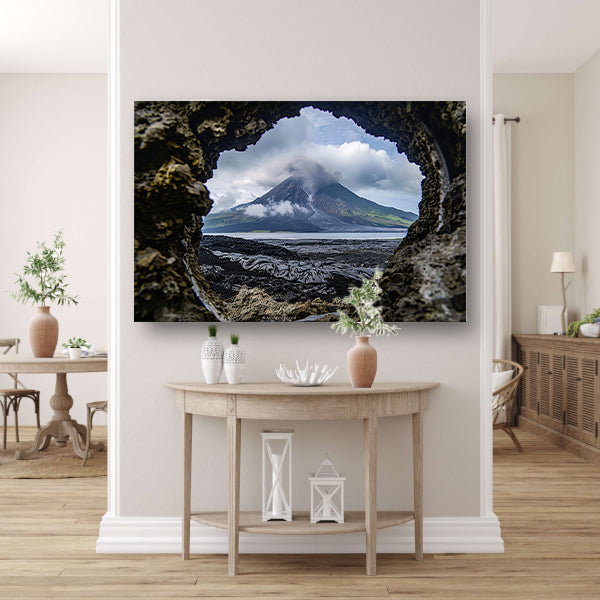 Vulkanisch landschap gezien door een rotsopening canvas