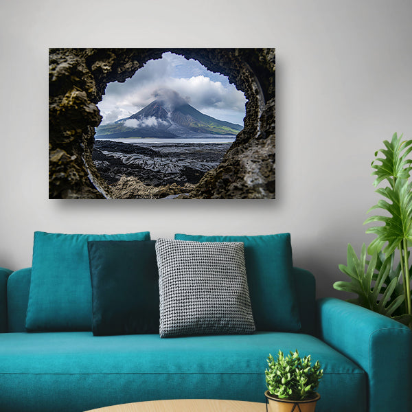 Vulkanisch landschap gezien door een rotsopening canvas