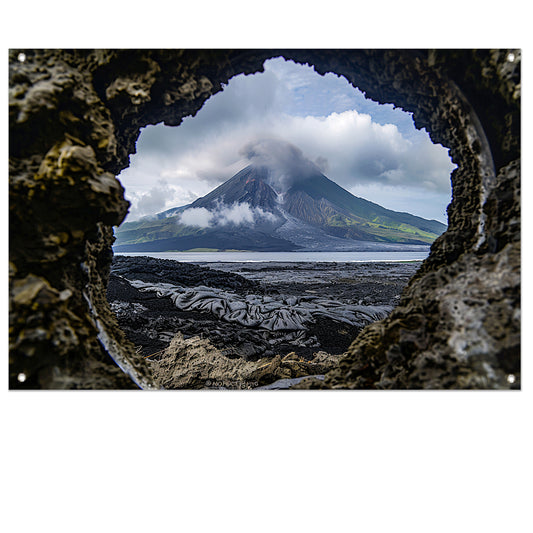 Vulkanisch landschap gezien door een rotsopening tuinposter
