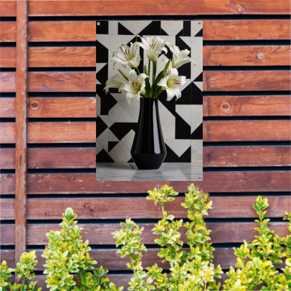 Stijlvolle Lelies in Zwart-witte Geometrische Setting tuinposter