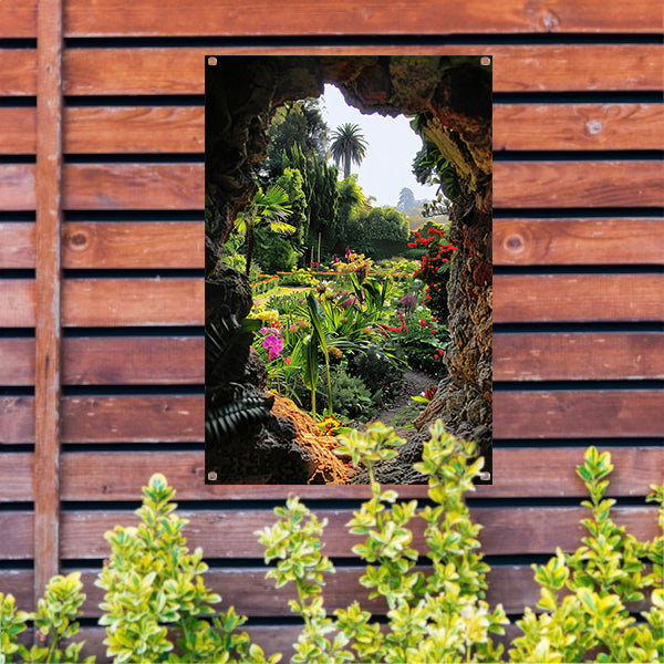 Geheime tuin in een kleurrijke grot tuinposter