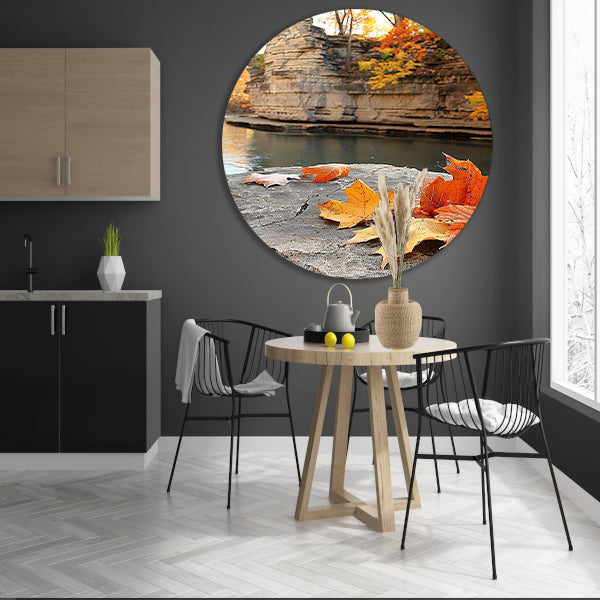 Herfstbladeren langs de rivier bij rotsen aluminium muurcirkel