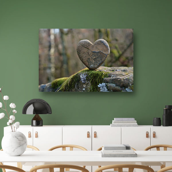 Hartvormige steen op bed van mos acrylglas