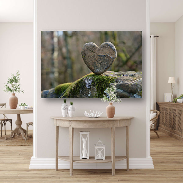 Hartvormige steen op bed van mos acrylglas