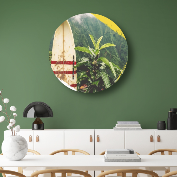 Surfplank en tropische plant met bergzicht aluminium muurcirkel