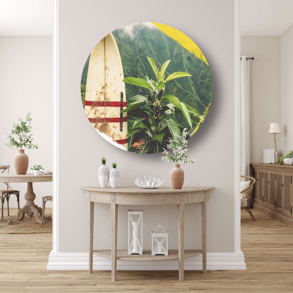 Surfplank en tropische plant met bergzicht aluminium muurcirkel