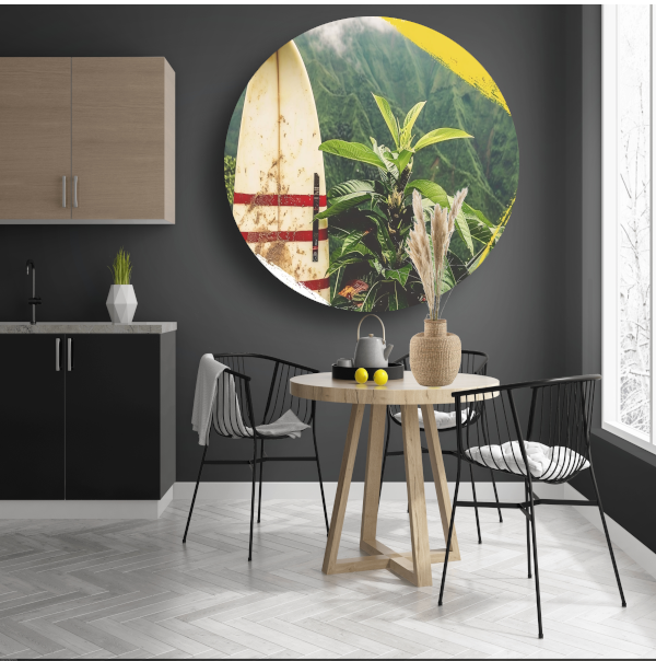 Surfplank en tropische plant met bergzicht aluminium muurcirkel