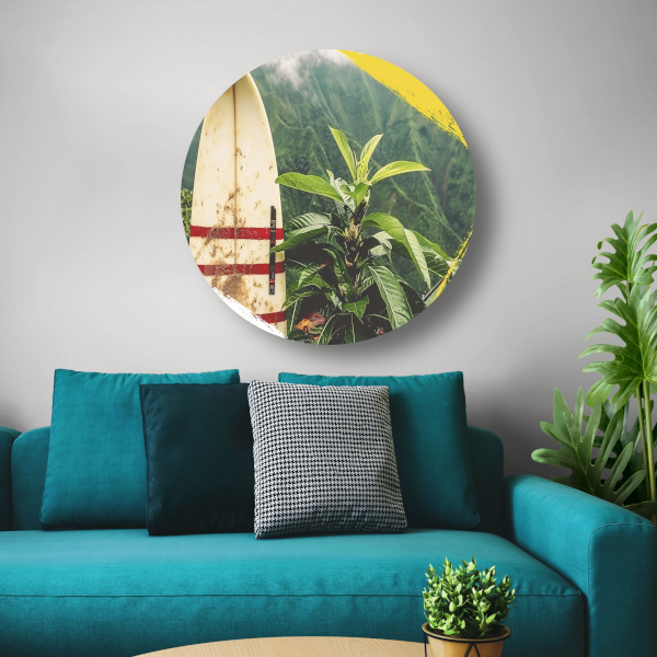 Surfplank en tropische plant met bergzicht aluminium muurcirkel