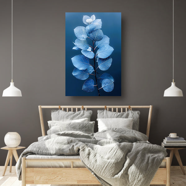 Blauwe eucalyptusbladeren tegen een zwarte achtergrond canvas